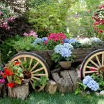 Cama de flores con un carrito