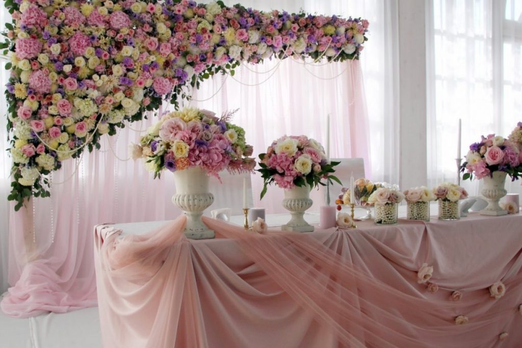 Decoración de salón con flores.