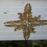 Pintar la decoración con pintura dorada.