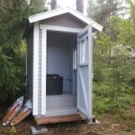 WC de madera en el campo