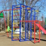 Parque infantil de metal