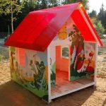 Casa con techo rojo