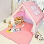 Casa con techo rosa