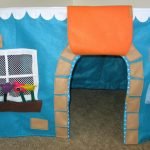 Casa luminosa debajo de la mesa