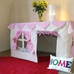 Casa para la niña debajo de la mesa
