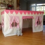 Casa de juego debajo de la mesa