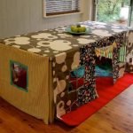 Espacio para el bebé debajo de la mesa