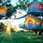 Brillantes casas en los árboles para niños