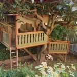 Casa del árbol en el jardín