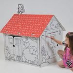 Niña pinta una casa