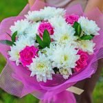 Ramo de rosas y crisantemos