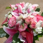 Ramo de lirios y rosas.
