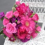 Ramo de claveles y gerberas.