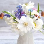 Hermoso ramo de flores sobre la mesa