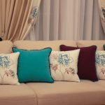 Las almohadas son multicolores.