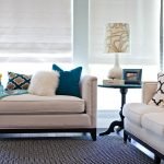 Almohadas multicolores en el sofá