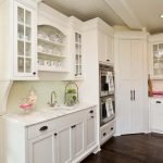 Muebles blancos en la cocina.