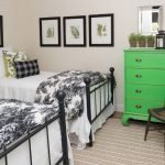 Cómoda verde en el interior