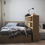 Estantería entre sofá y cama