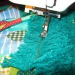 Coser la franja alrededor del perímetro del tapete