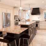 Isla de cocina con mesa de comedor