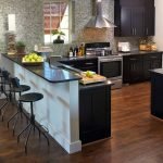 Cocina con isla y barra de desayuno.