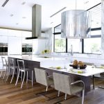 Isla de cocina con mesa