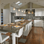 Cocina con isla y mesa.
