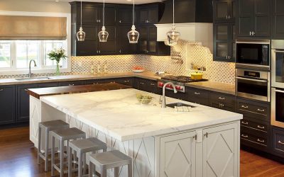 Cocina con isla en un interior moderno.