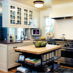 Cocina con isla en un interior moderno.
