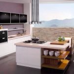 Isla en la cocina con estantes de esquina