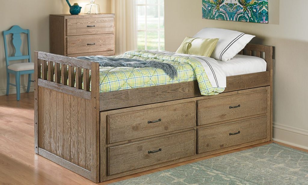 Cama de madera con cómoda