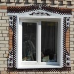 Ruedas de metal para una casa de ladrillo