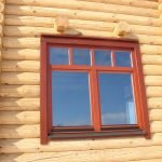 Ventana de madera para una casa de troncos