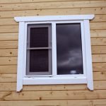 Bandas de plástico para una casa de madera.