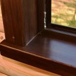 Plataforma de madera en el alféizar de la ventana