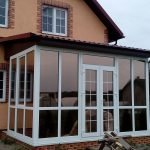 Casa con una terraza acristalada
