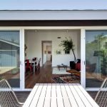 Sistema de apertura de puerta abatible en la veranda