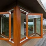 Terraza con ventanas de madera