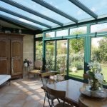 Veranda con ventanas al piso