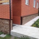 Pasarela de hormigón al porche