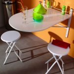Cocina con paredes anaranjadas