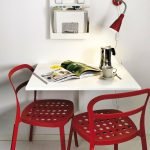 La lámpara sobre la mesa