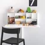 Silla negra en un interior blanco.