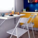 Una combinación de muebles amarillos y un delantal azul.