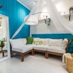 Paredes de forro azul en el interior del dormitorio.