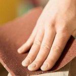 Lijado del forro con papel de lija