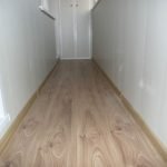 Piso laminado en el balcón