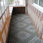 Balcón estrecho de azulejos
