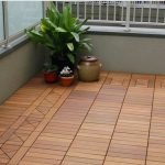 Tablero de parquet en el balcón
